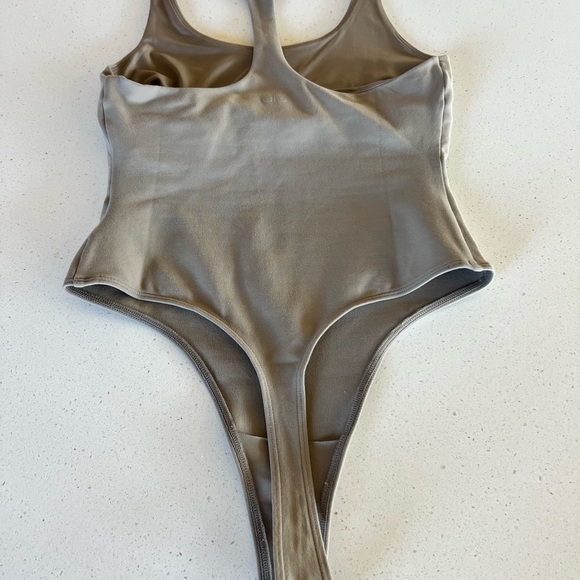 ALO yoga sleek back bodysuit. Hot cocoa. Size Medium. - Picture 5 of 6